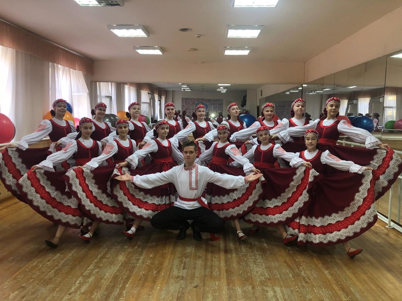 Сергей Суховенко помог приобрести новые костюмы детским танцевальным коллективам Усть-Донецкого района 
